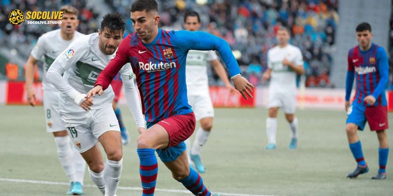 Cầu thủ Elche nỗ lực chuẩn bị chiến thuật phòng ngự chặt, hy vọng tạo bất ngờ tại Camp Nou